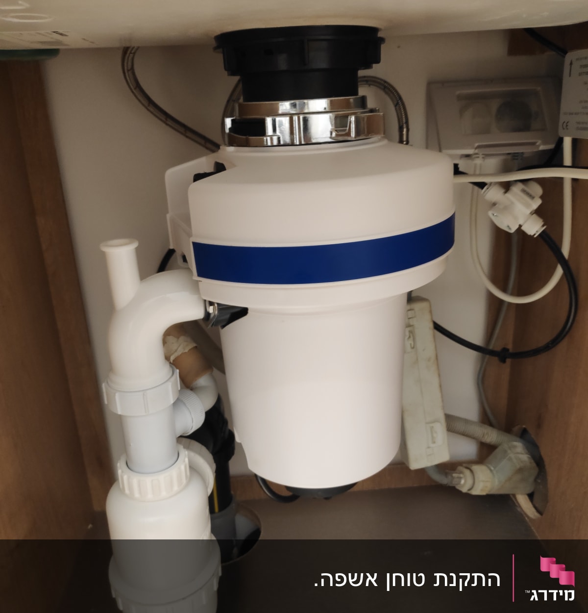 מערכת סינון מים מתחת לכיור עם צינורות פלסטיק
